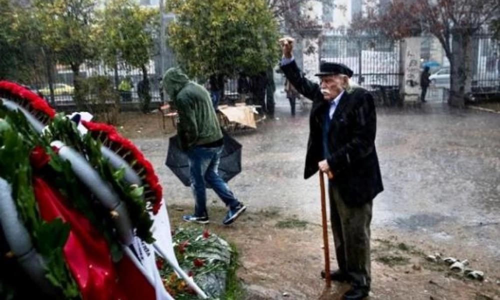 Μανώλης Γλέζος: Σε στενό κύκλο η κηδεία του - Το μήνυμα της οικογένειας